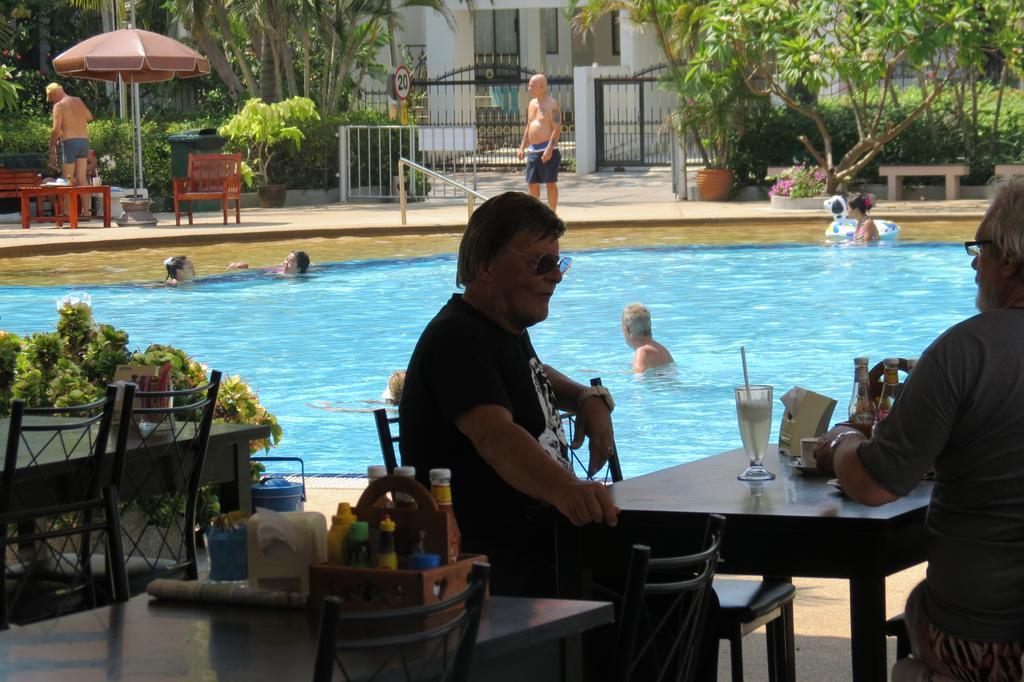 View Talay 1B Holidays Pattaya Eksteriør bilde
